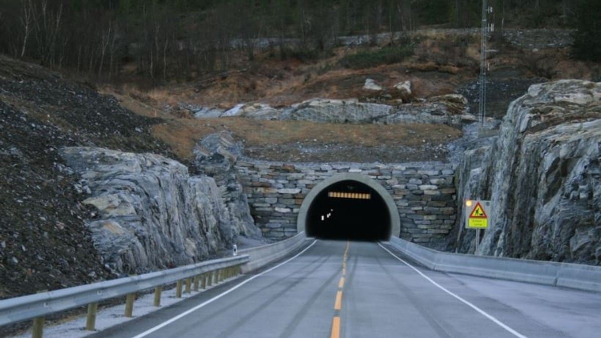 Bilfører filmet seg selv i 180 km/t i tunnel