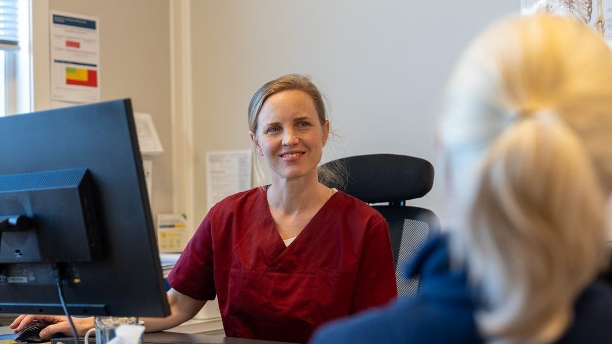 Kommuner ansetter fastleger for å løse krise, men må kutte i andre tilbud