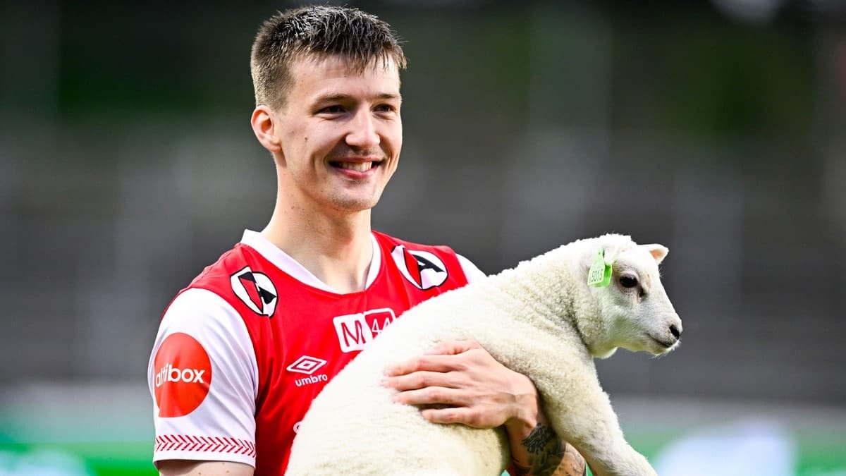 Dyrebeskyttelsen varsler Mattilsynet etter lamme-stunt på fotballkamp